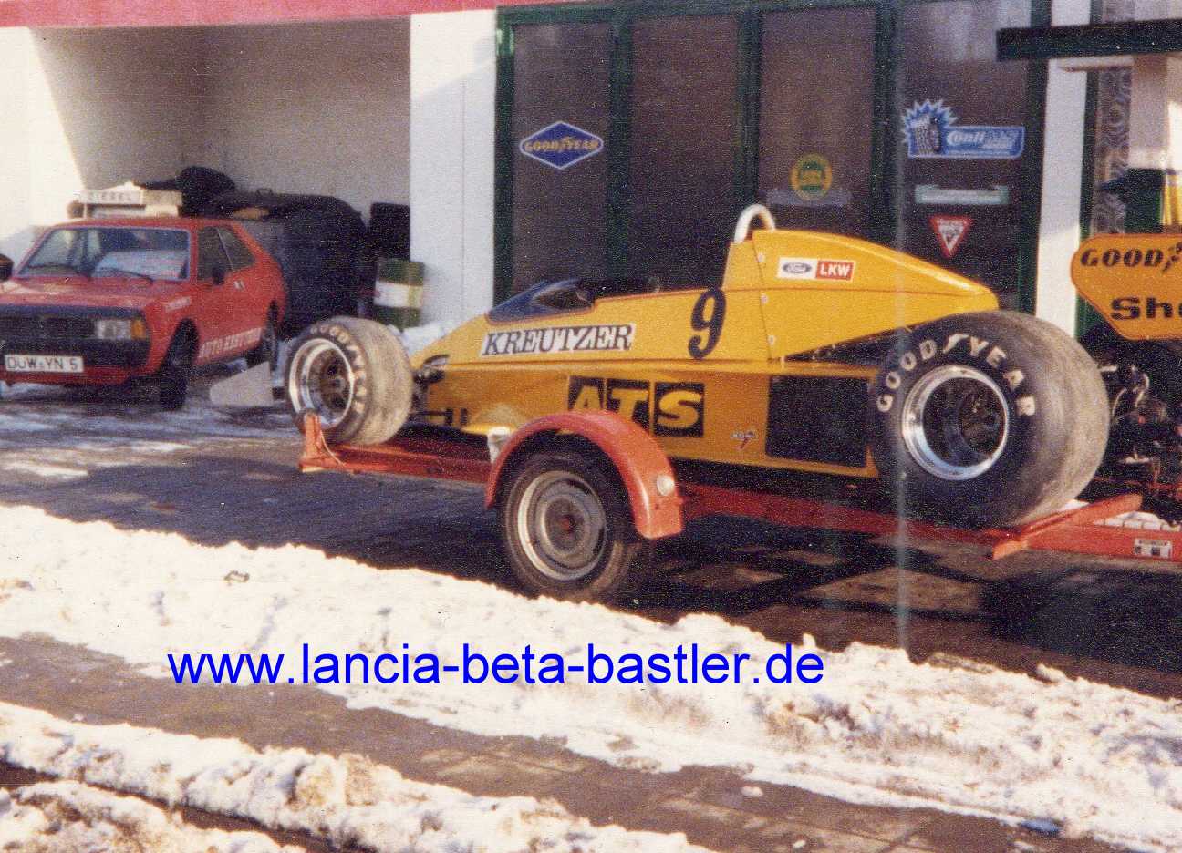 ATS Formel 1 Wagen im Hintergrund Seat Sport
