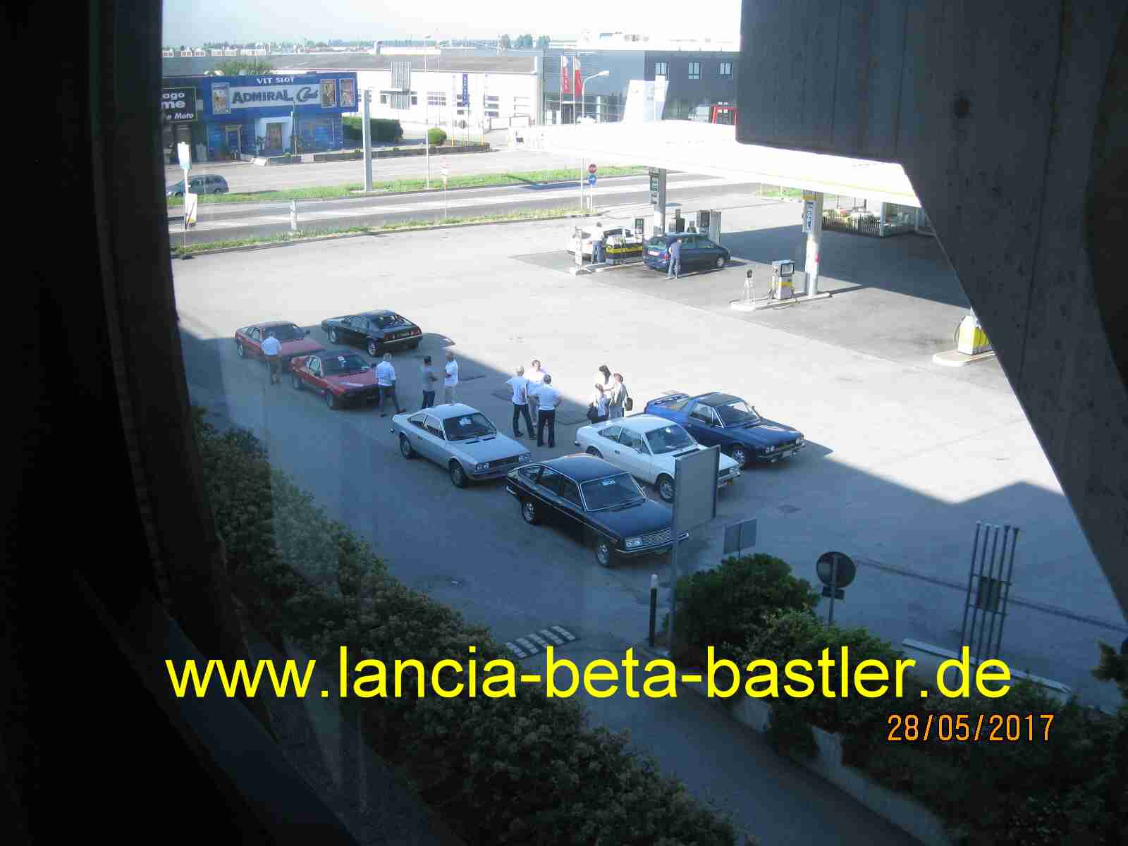 Lancia Beta Aufstellung vor Hotel