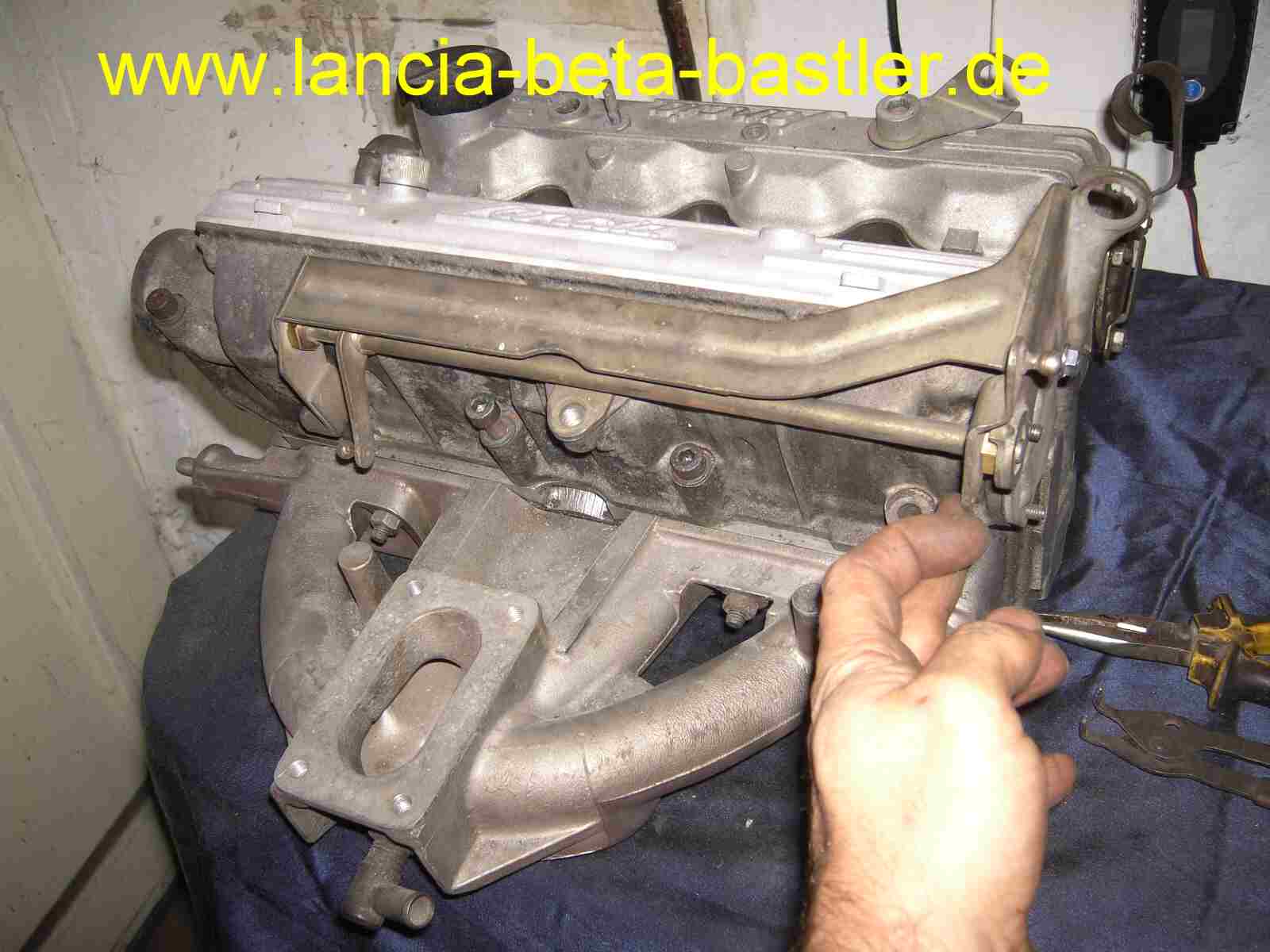 Vergasergestänge Lancia Beta defekt10