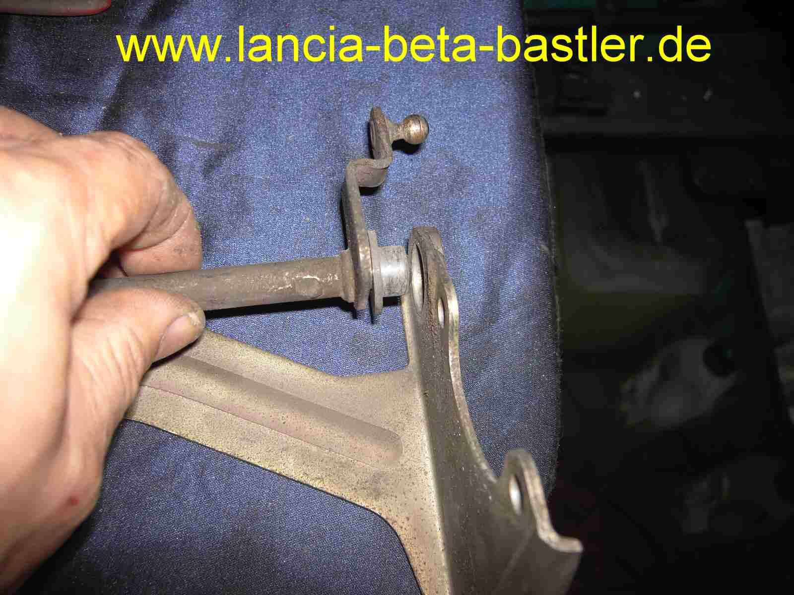 Vergasergestänge Lancia Beta defekt3