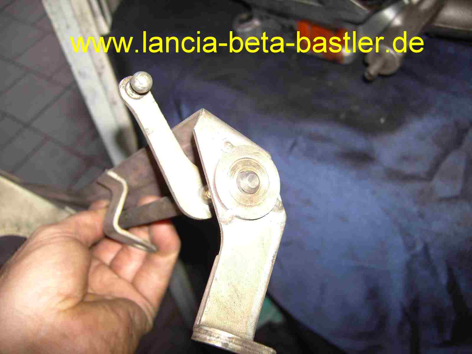 Vergasergestänge Lancia Beta defekt9