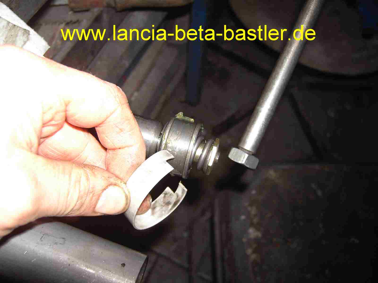 Zusammenbau hintere Federbeine Lancia Beta Spider2